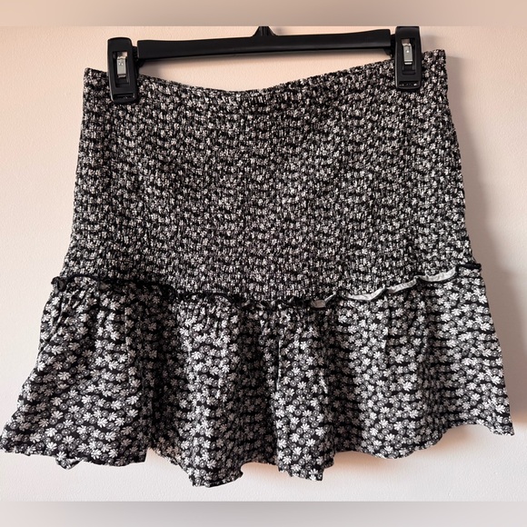 Dresses & Skirts - Floral Ruffle Black and White Y2K Ruffle Drop Waist Women's Mini Skirt Size L